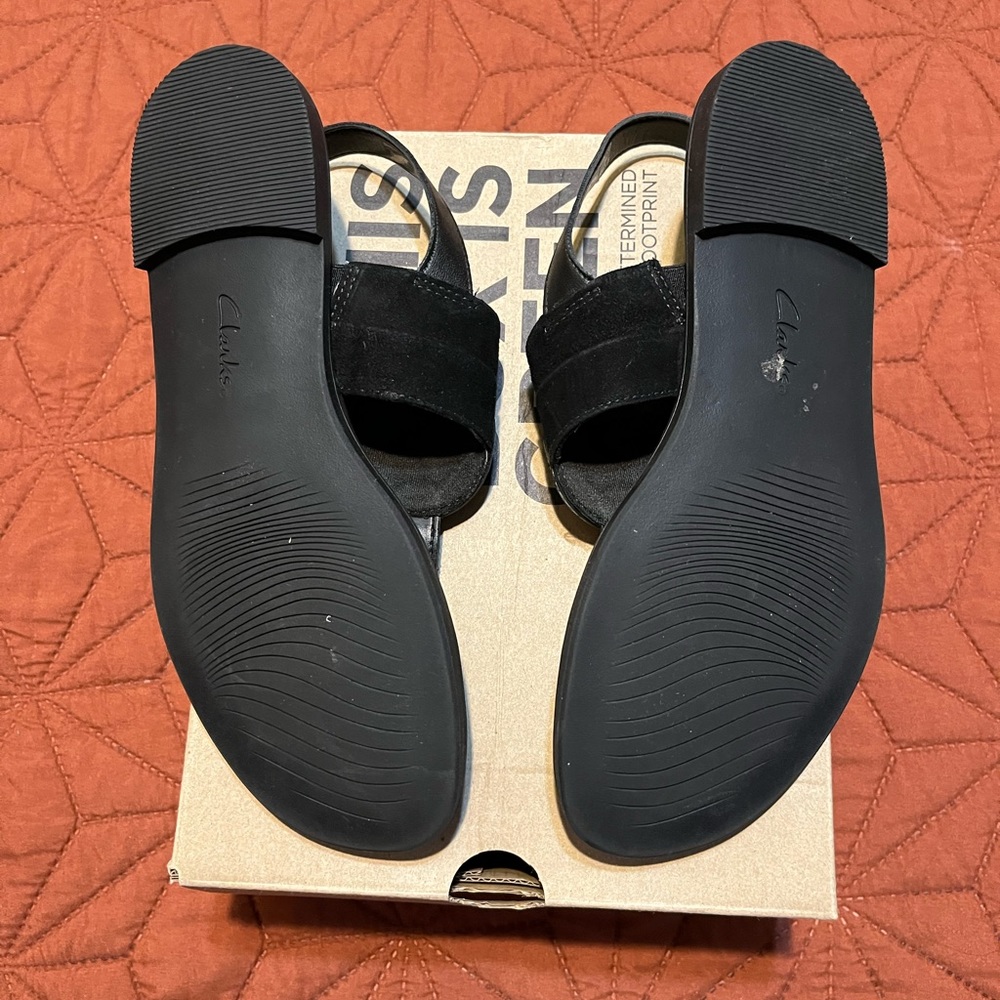 Clarks leather thong sandal. Part of the ultimate comfort collection. - Picture 3 of 5